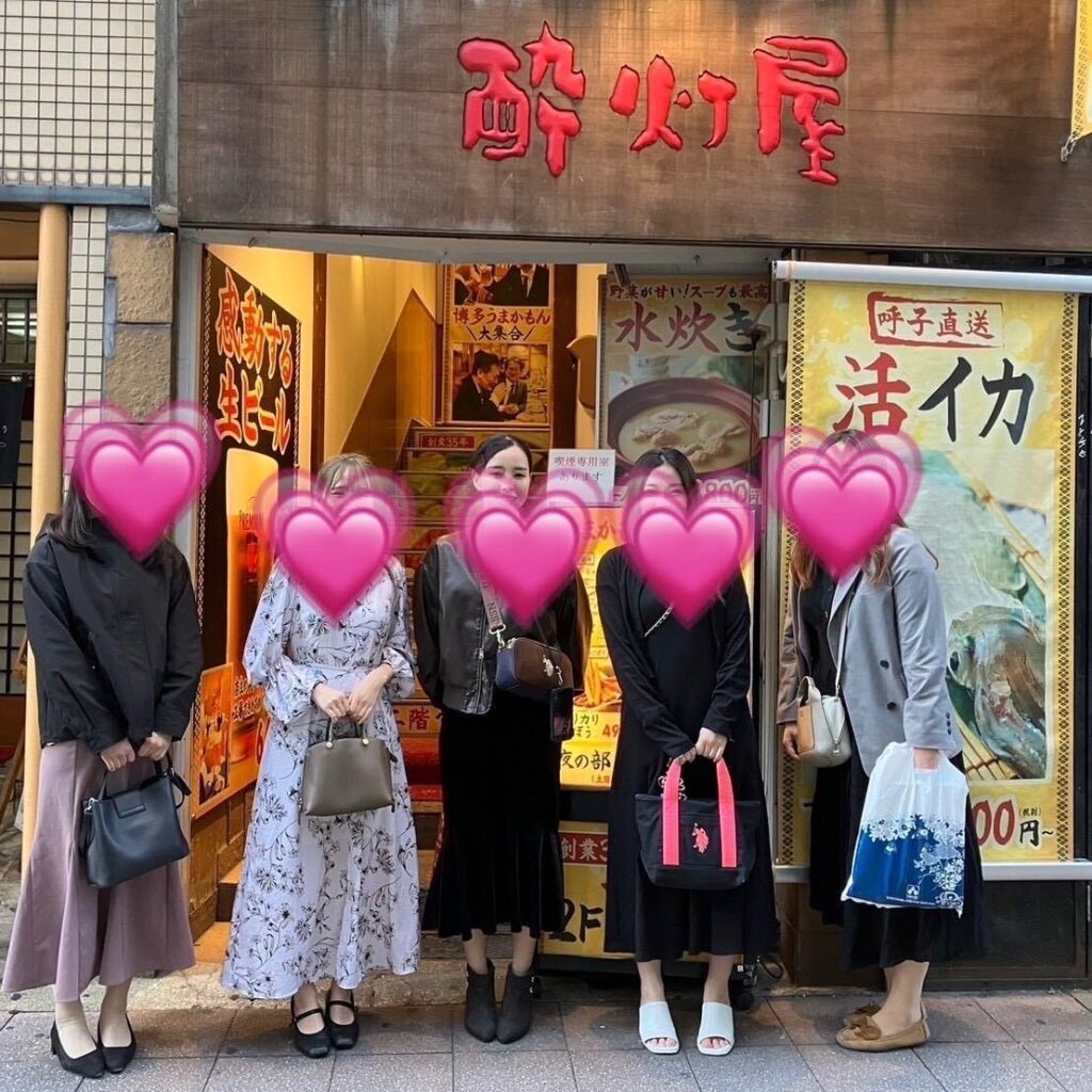 博多小町の宴会コンパニオンの出張先のお店の前での集合写真