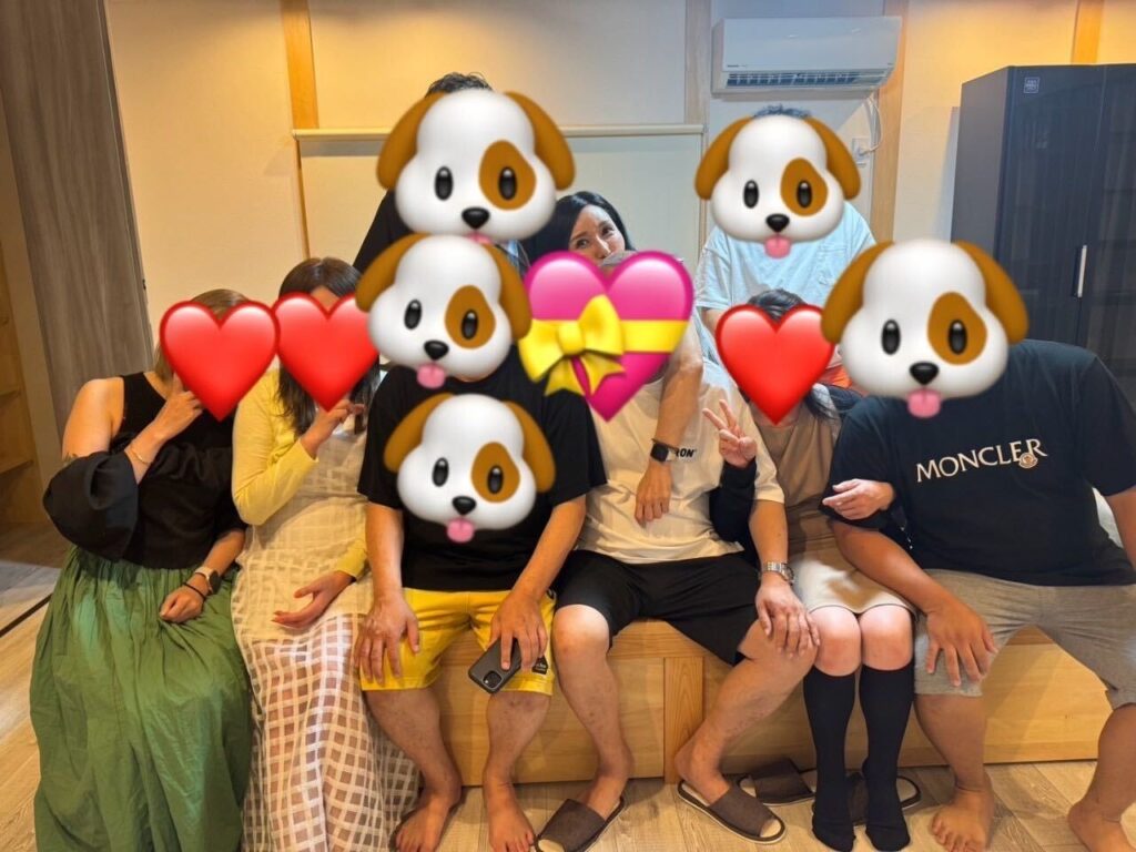 博多小町の宴会コンパニオンとお客様の楽しそうな集合写真