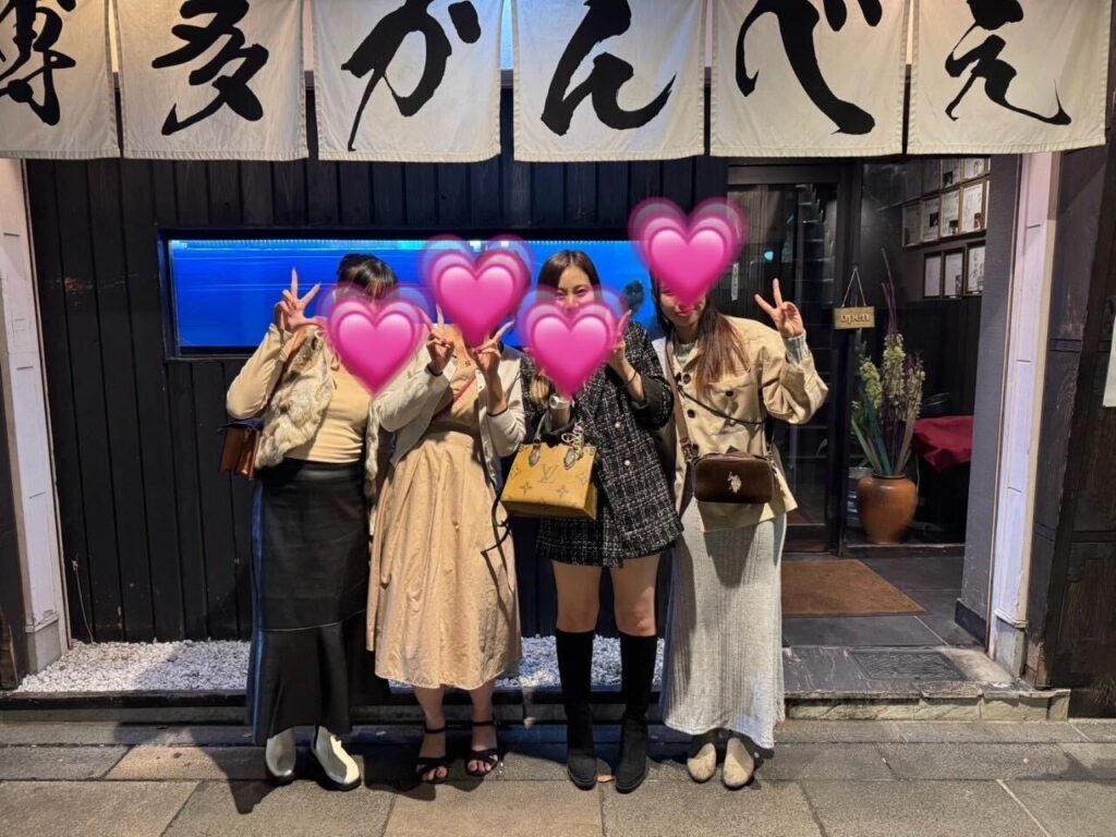 博多小町の宴会コンパニオンの博多かんべえ(飲食店)の前で笑顔の集合写真