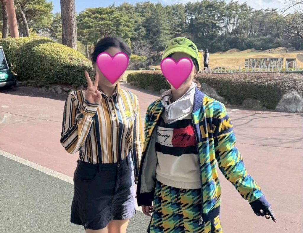 博多小町のゴルフコンパニオン2名の全身写真