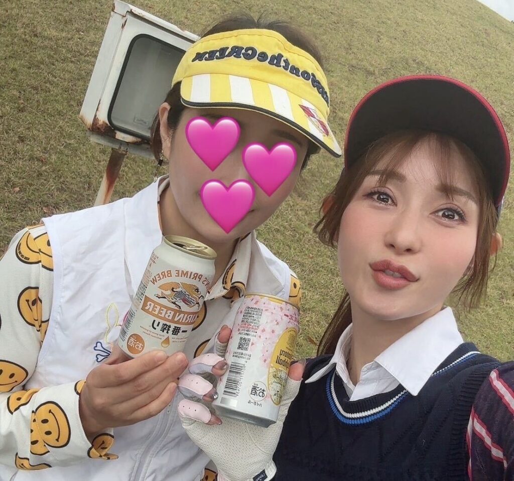 博多小町のゴルフコンパニオンがゴルフ場でビールとハイボールを乾杯している写真